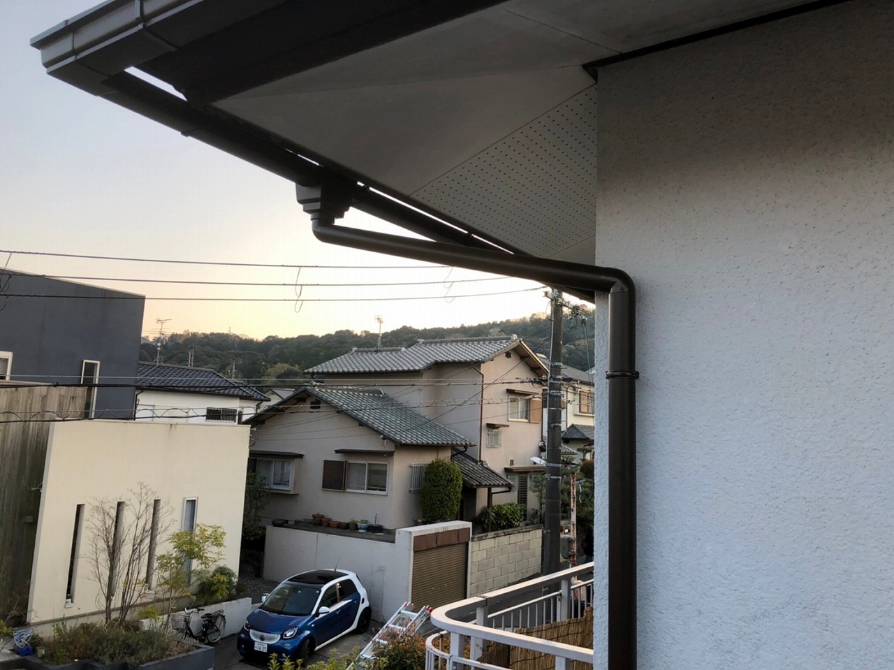 生駒市の葺き替え工事、大屋根の雨樋設置